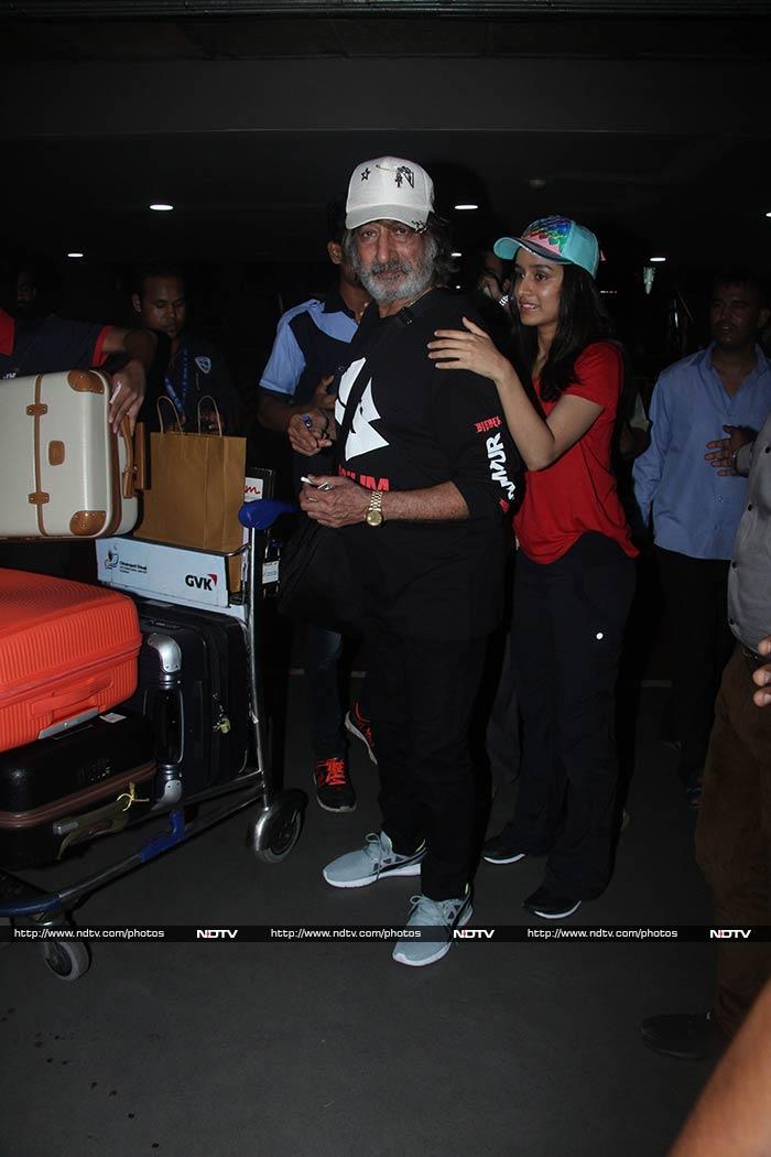 Kareena Kapoor Lights Up Mumbai Airport. Hello There