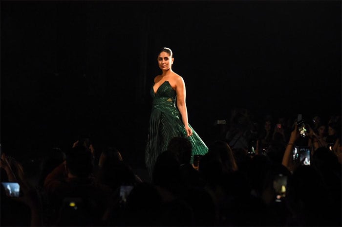Lakme Fashion Week Grand Finale: रनवे पर करीना कपूर से नहीं हटीं किसी की निगाहें