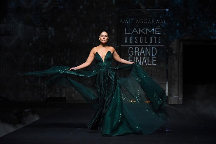 Lakme Fashion Week Grand Finale: रनवे पर करीना कपूर से नहीं हटीं किसी की निगाहें