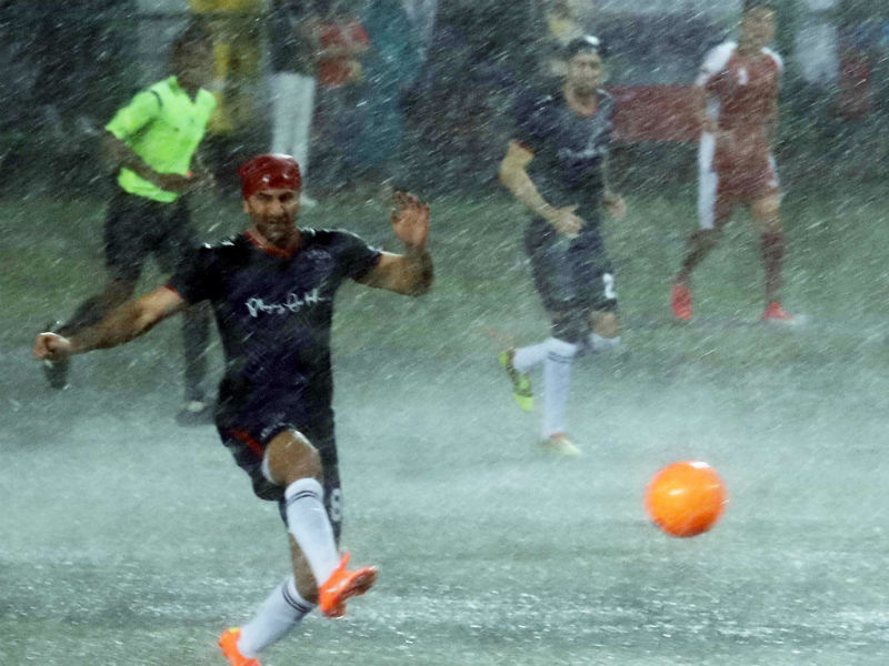 Kargil Vijay Diwas: Abhishek, Ranbir And Other Celebs Play Football With Defence Forces