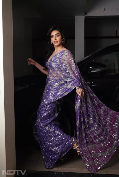 साड़ी की चमक और सॉफ्ट ड्रेपिंग उनके ओवरऑल लुक को बेहद रॉयल टच देती नजर आ रही है. karishmaktanna/instagram