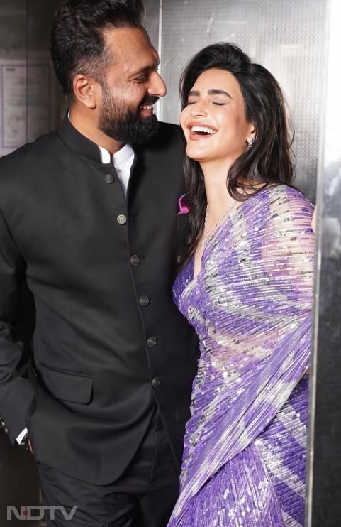 सॉफ्ट मेकअप और खुले बाल उनकी खूबसूरती को और भी निखारते दिखाई दे रहे हैं. karishmaktanna/instagram