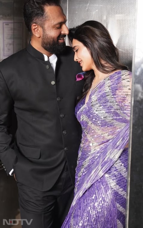 करिश्मा तन्ना इस फोटो में अपने पति वरूण बंगेरा के साथ बेहद सहज नजर आ रही हैं. karishmaktanna/instagram