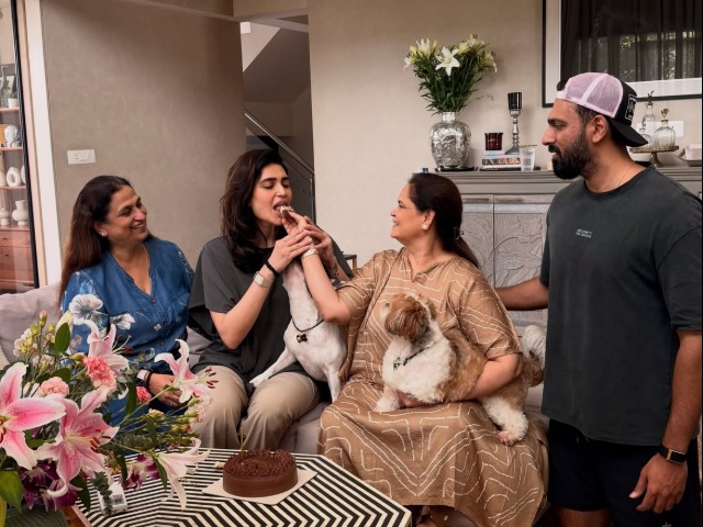 बेटे के जन्म के बाद नानी का पहला बर्थडे, करिश्मा तन्ना नेशेयर की मां के बर्थ डे की खूबसूरत तस्वीरें