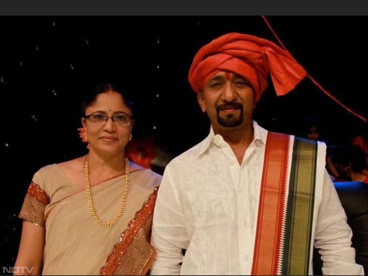 करिश्मा ने पुराने दिनों को याद किया जब सेट पर आज की तरह कैमरा मॉनिटर नहीं होते थे, फिर भी चिन्नी प्रकाश और रेखा प्रकाश सैकड़ों बैकग्राउंड डांसर्स के साथ परफेक्ट शॉट ले लेते थे. फिल्म 'पुलिस ऑफिसर' के दौरान करिश्मा ने एक बेहद भारी-भरकम 'आम्रपाली' आउटफिट पहना था. ड्रेस इतनी अनकंफर्टेबल थी कि उठना-बैठना मुश्किल था, लेकिन शॉट शुरू होते ही करिश्मा ने ऐसा परफेक्ट डांस किया कि सब देखते रह गए.