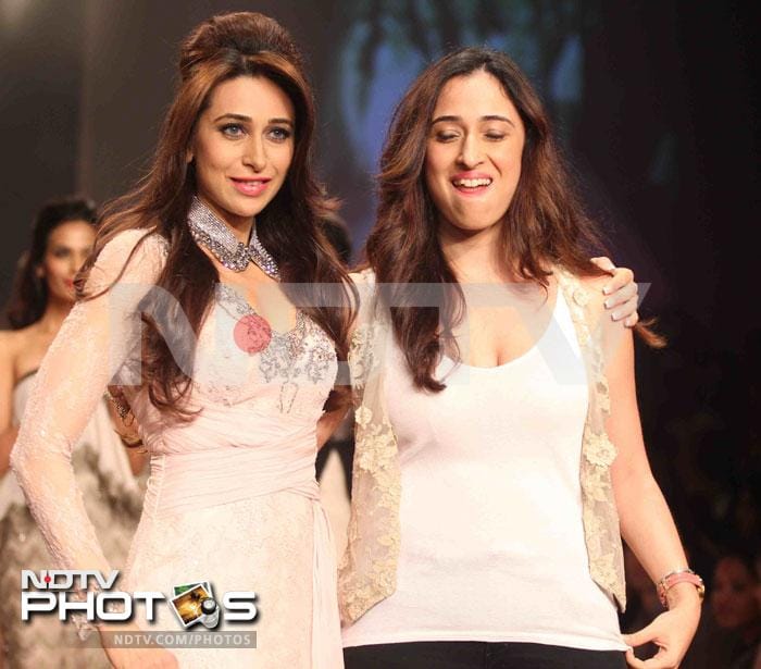 Karisma poses with the designer.