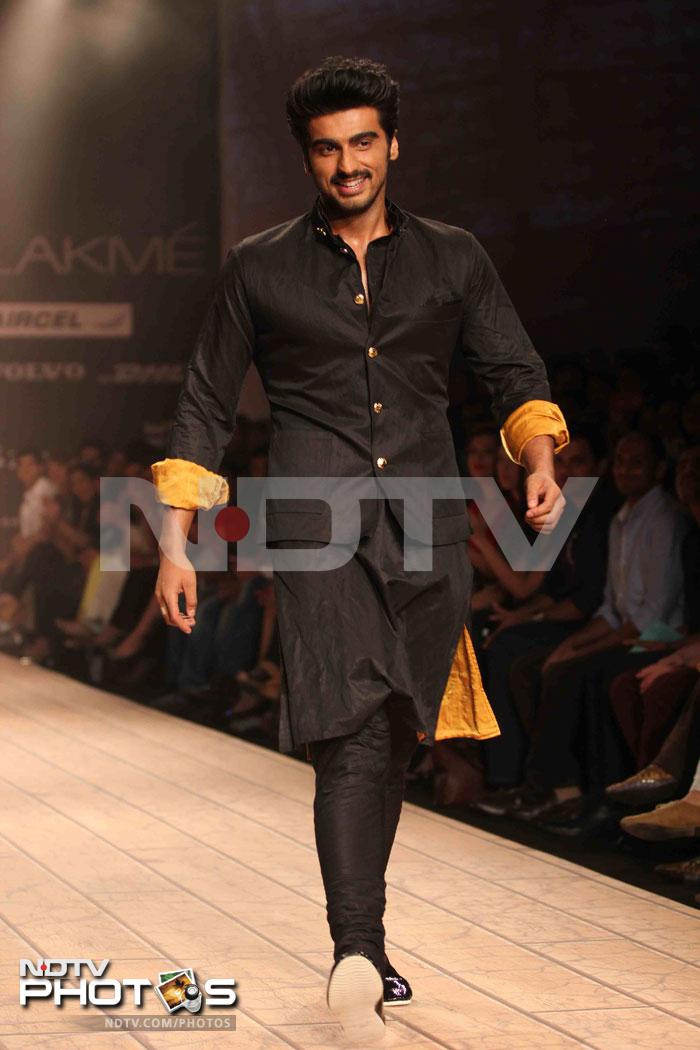 <i>Ishaqzaade</i> Arjun Kapoor was handsome in a black kurta pyjama as he walked the ramp for designer Kunal Rawal. The actor also performed on uncle Anil Kapoor's hit song <i>Ram Lakhan</i> at the show.