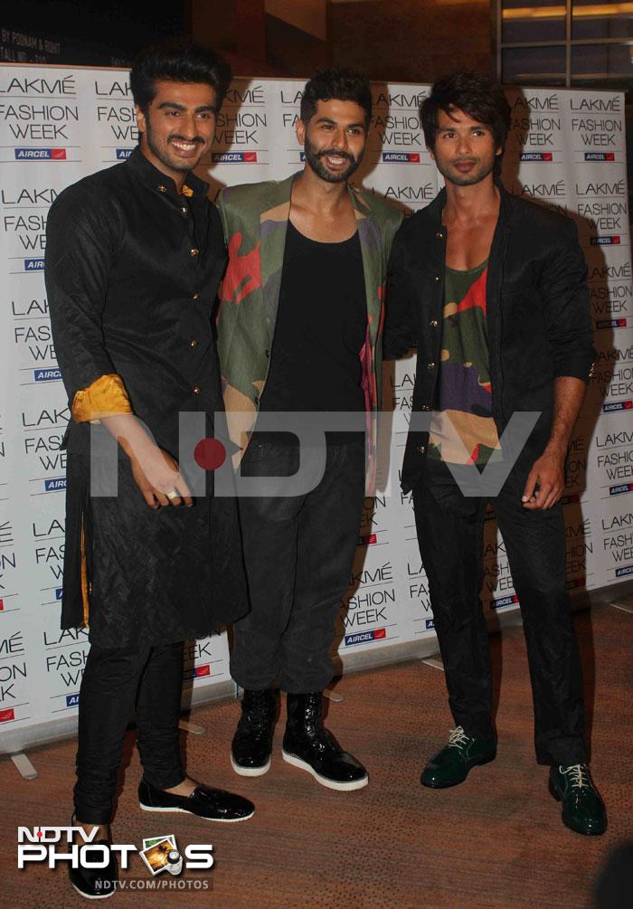 After the show, Shahid Kapoor joined Arjun and designer Kunal Rawal for a snap. The actor also walked the ramp for the designer.