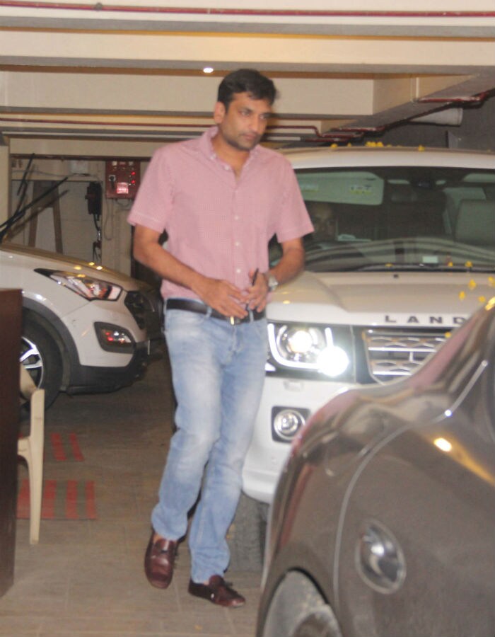 Karisma Parties With Rumoured Boyfriend Sandeep Toshniwal At Kareena\'s Place