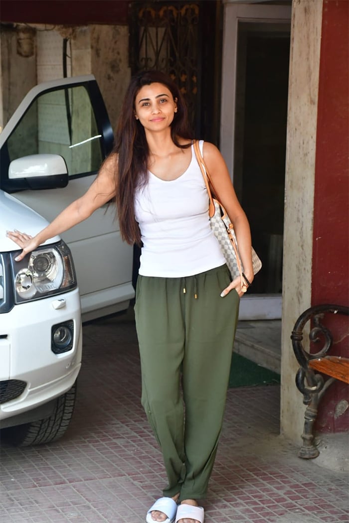 Daisy Shah was also pictured outside a pilates studio in Khar.