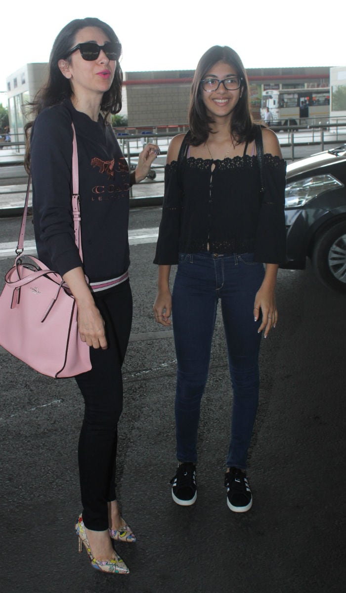 एयरपोर्ट पर स्टाइलिश अंदाज में दिखीं करिश्मा कपूर और उनकी बेटी समीरा