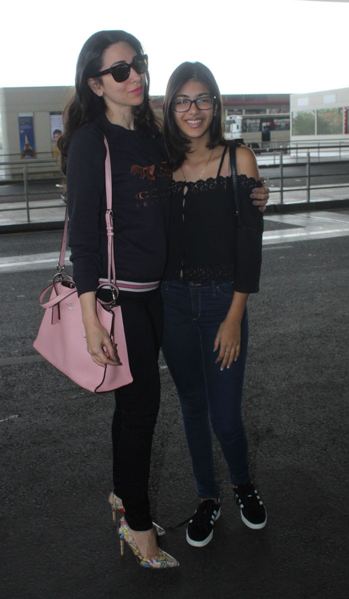 एयरपोर्ट पर स्टाइलिश अंदाज में दिखीं करिश्मा कपूर और उनकी बेटी समीरा