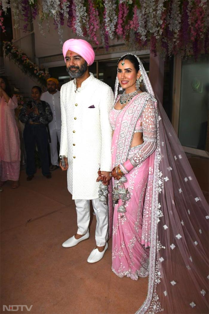 Sonnalli Seygall and Ashesh L Sajnani posed together for the paparazzi after the wedding. (Image courtesy: Varinder Chawla)