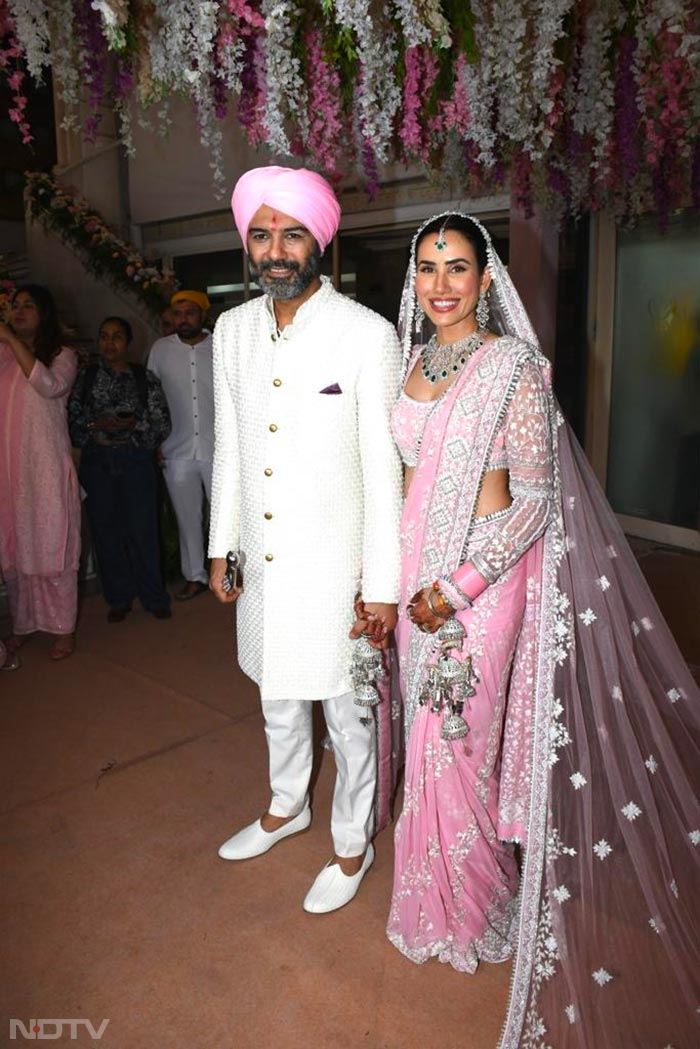 The newlyweds happily posed together. (Image courtesy: Varinder Chawla)