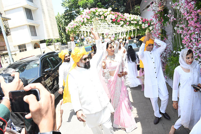 Sonnalli Seygall wore a pastel pink <i>lehenga</i> for her big day. (Image courtesy: Varinder Chawla)