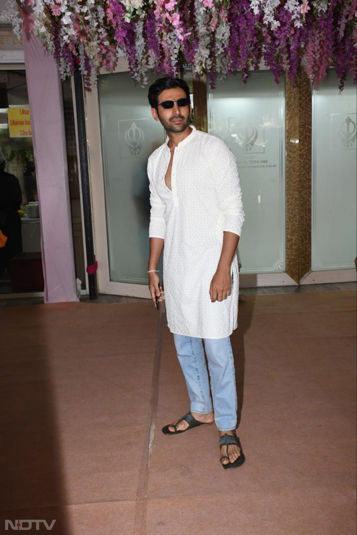 The actress' <i>Pyaar Ka Punchnama</i> co-star Kartik Aaryan was pictured at the wedding. (Image courtesy: Varinder Chawla)