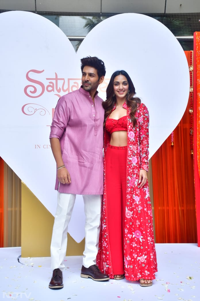 Kartik teamed up a pink kurta with white pyjama. Kiara looked pretty as she chose a red co-ord suit. (Image Courtesy: Varinder Chawla)