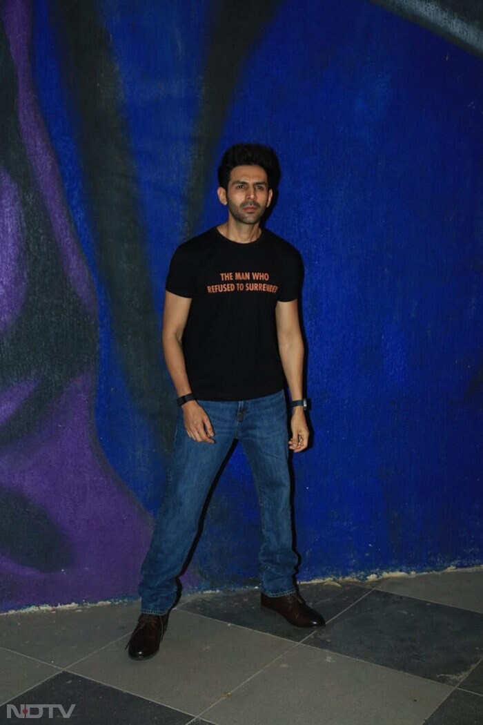 Kartik Aaryan's posing game was strong. (Image courtesy: Varinder Chawla)