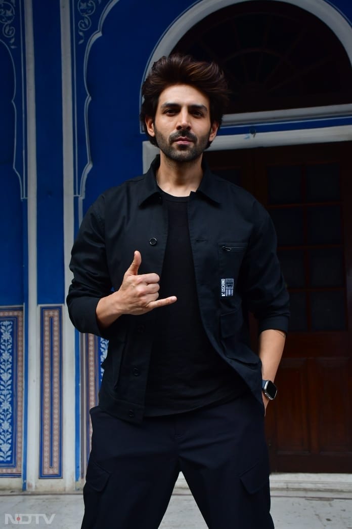 Kartik Aaryan rocked an all-black look. (Image Courtesy: Varinder Chawla)