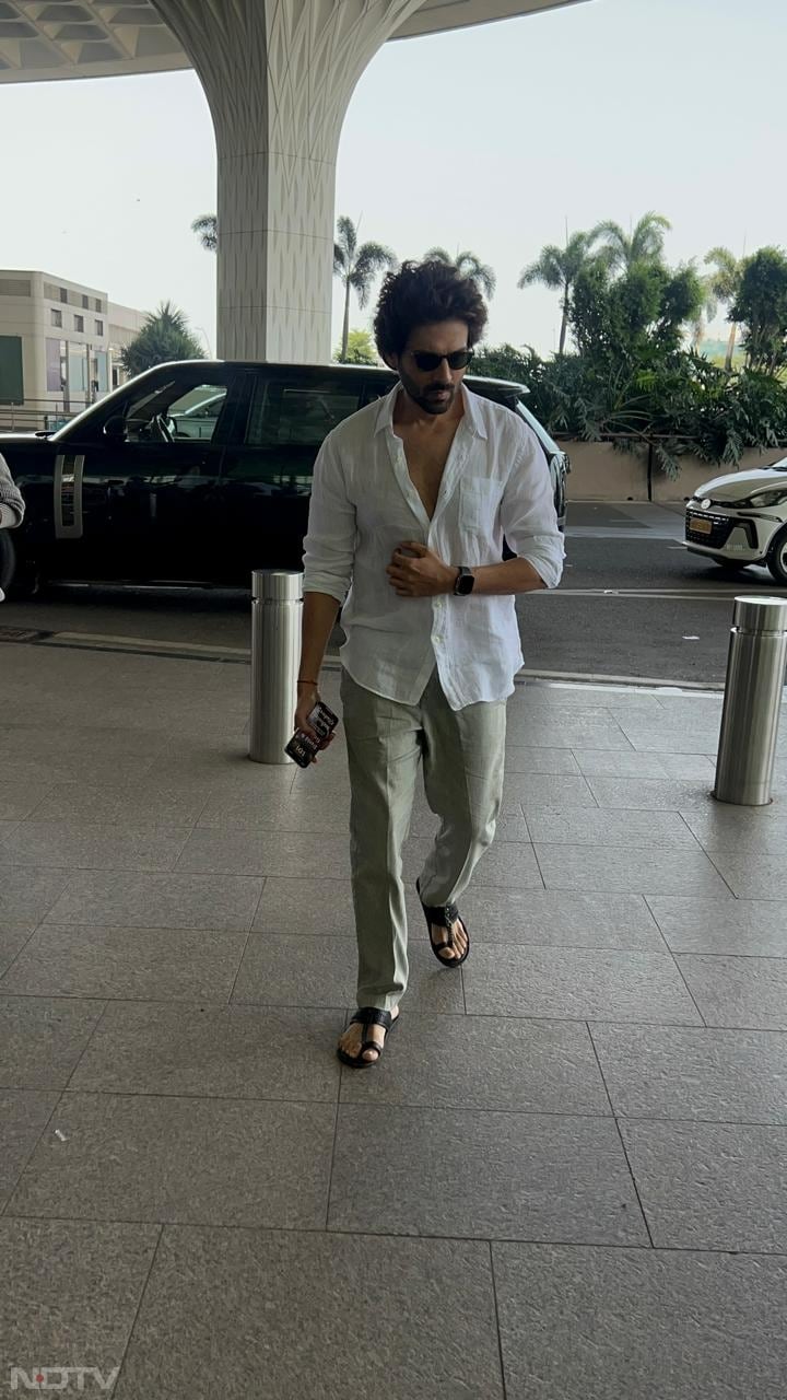 Kartik Aaryan arrived in style, sporting a casual look (Image Courtesy: Varinder Chawla)