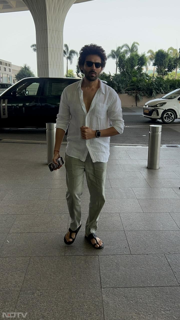 The <i>Bhool Bhulaiyaa 3</i> actor was pictured in his casual best (Image Courtesy: Varinder Chawla)