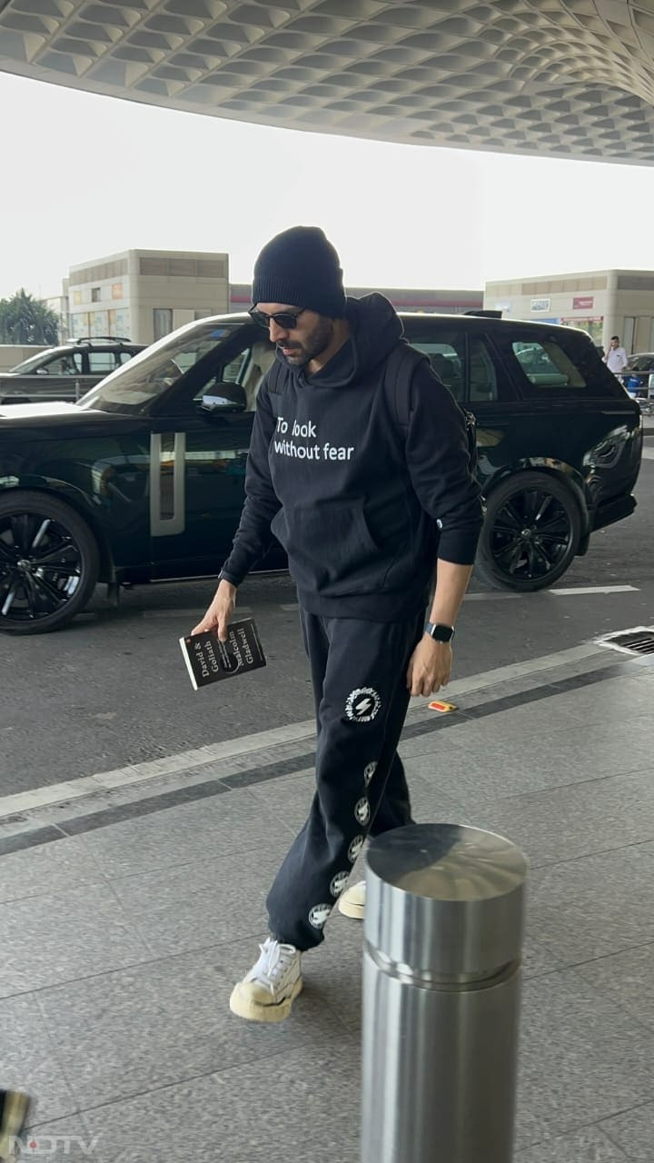 Kartik Aaryan was pictured at the Mumbai airport (Image Courtesy: Varinder Chawla)