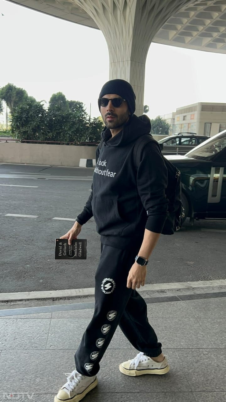 The <i>Bhool Bhulaiyaa 3</i> actor aced an all-black look (Image Courtesy: Varinder Chawla)