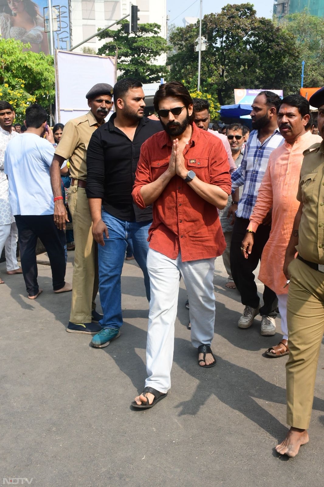 Kartik Aaryan greeted the shutterbugs with folded hands. (Image Courtesy: Varinder Chawla)