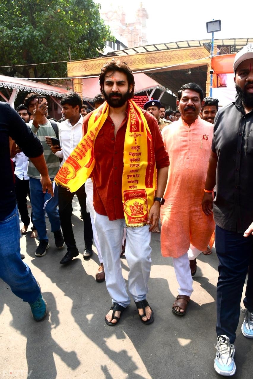 Kartik Aaryan sought blessings at the Siddhivinayak temple.  (Image Courtesy: Varinder Chawla)