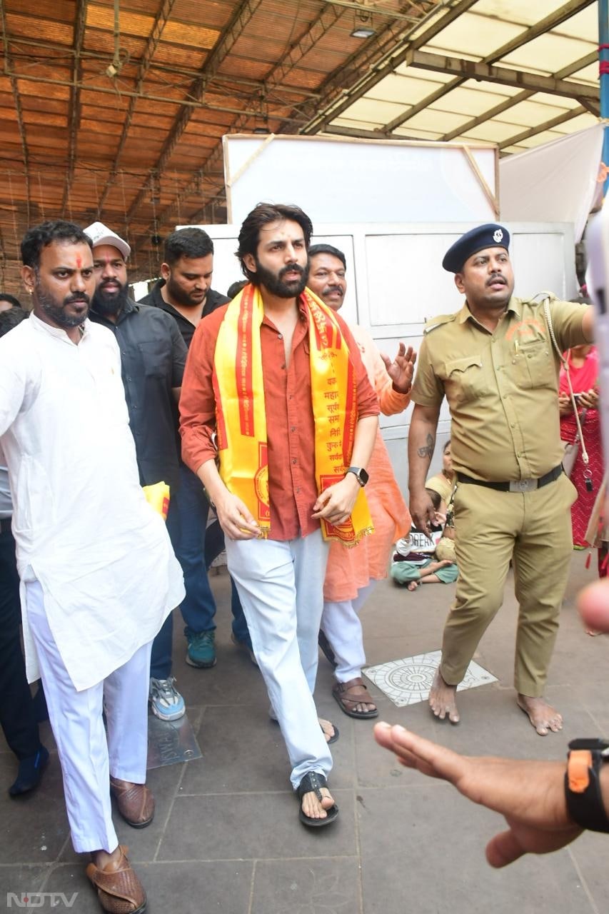 Kartik Aaryan was dressed in casual best.  (Image Courtesy: Varinder Chawla)