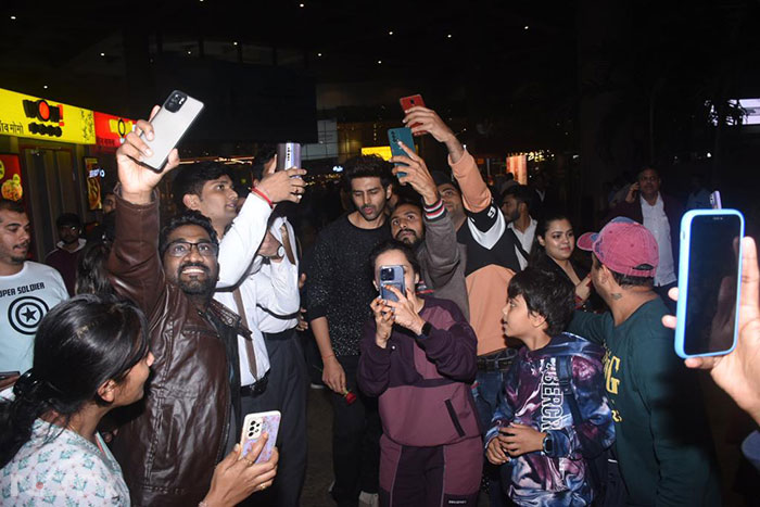 Kartik Aaryan Mobbed By Fans At The Mumbai Airport