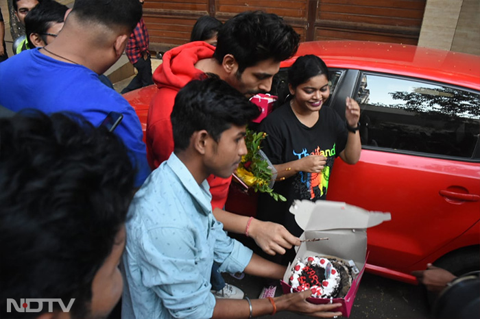 Kartik Aaryan's Birthday: दोस्तों और फैंस के साथ कार्तिक आर्यन ने सेलिब्रेट किया अपना 32वां बर्थडे