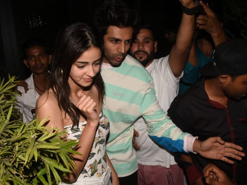 Photo : Ananya And Kartik, Mobbed By Fans, Walked Away Smiling