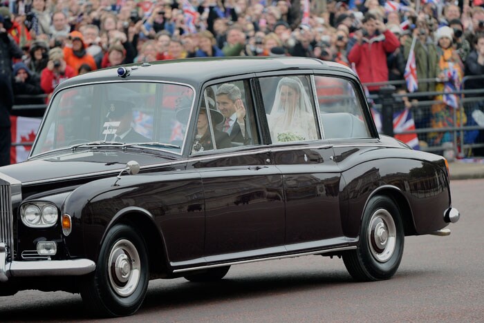 Kate arrives for the wedding.