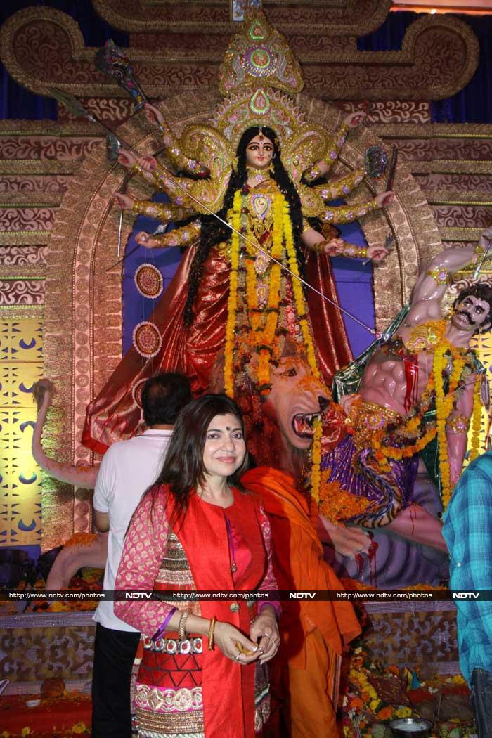 Kajol, Tanuja, Tanishaa Seek Maa Durga\'s Blessings
