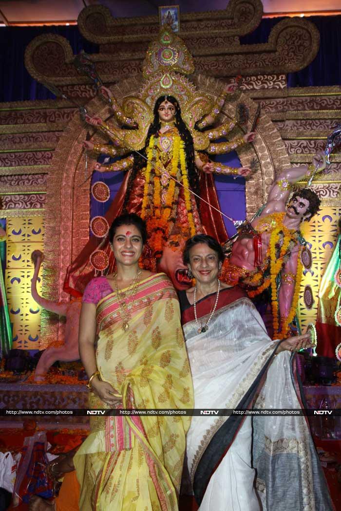 Kajol, Tanuja, Tanishaa Seek Maa Durga\'s Blessings