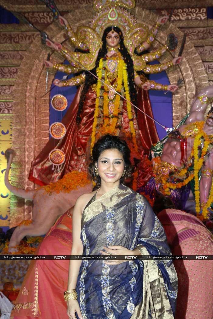 Kajol, Tanuja, Tanishaa Seek Maa Durga\'s Blessings