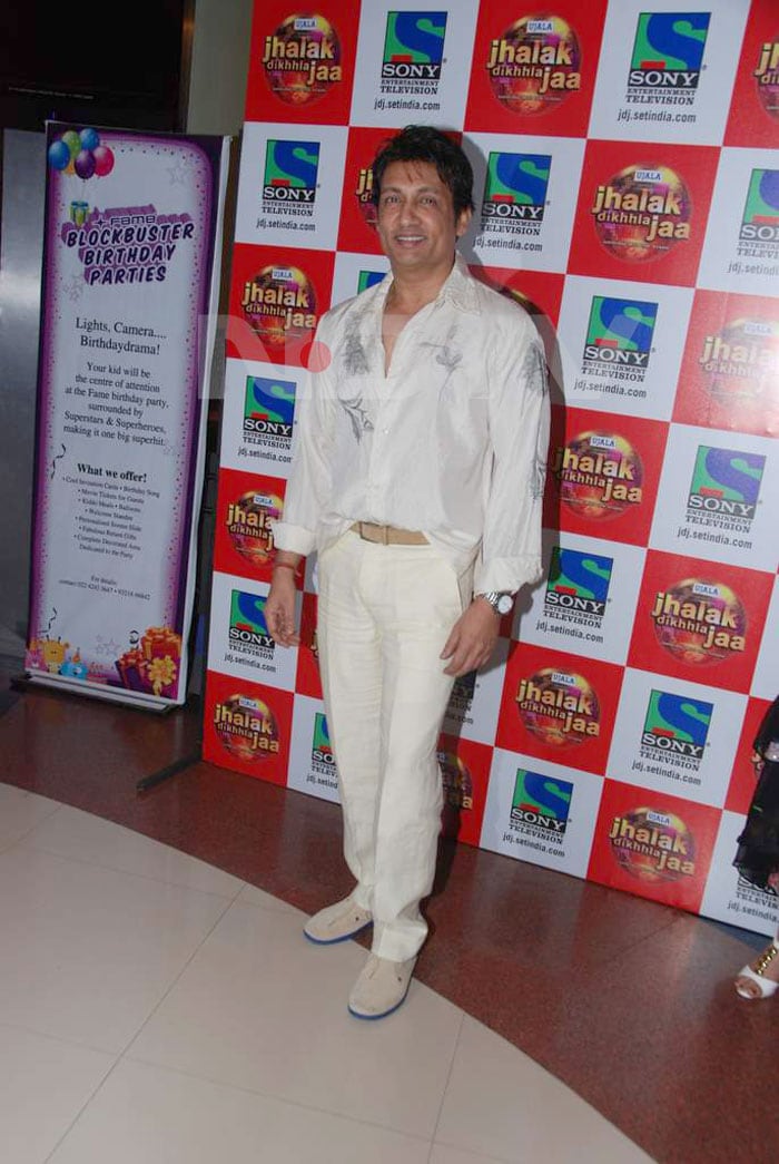 Seems like funny man Shekhar Suman raided Jumping Jack Jeetendra's closet.