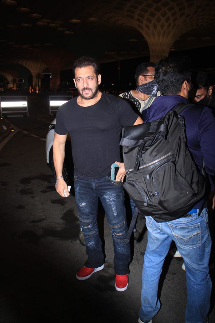 Katrina Kaif And Salman Khan Fly Out Of Mumbai For <i>Tiger 3</i> Shoot