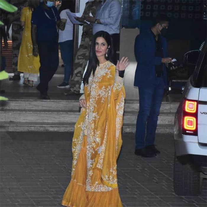 The bride-to-be happily waved at the cameras at the airport.