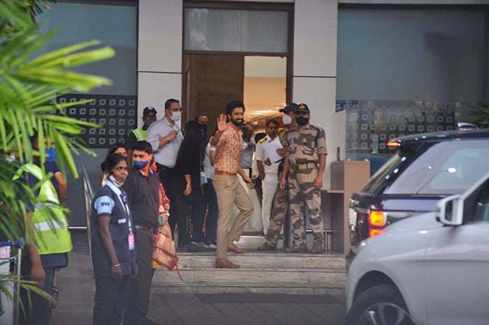 Vicky Kaushal happily waved at the paparazzi at the Mumbai airport.