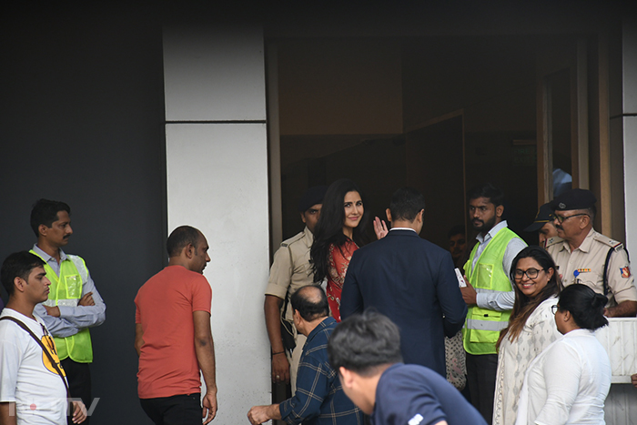 Katrina Kaif waved at the paparazzi as she was clicked at the airport.  (Image courtesy: Varinder Chawla)