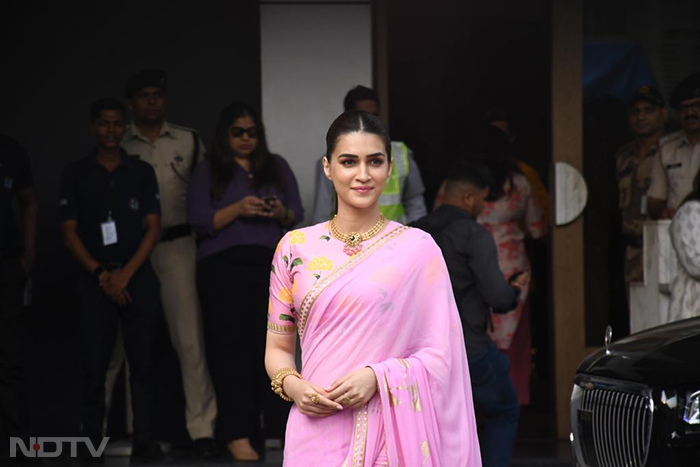 Kriti Sanon was stunning as ever in a pink <i>saree</i> as she was clicked at the Mumbai airport. (Image courtesy: Varinder Chawla)