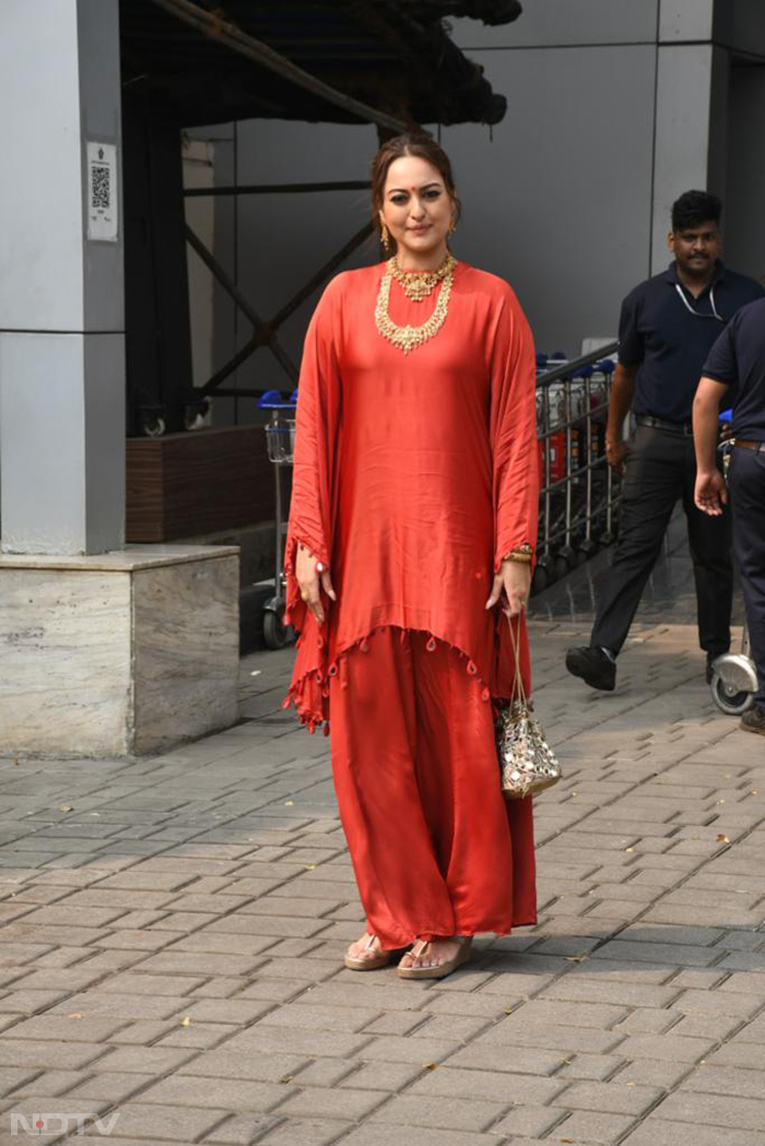 Sonakshi Sinha was all smiles. (Image courtesy: Varinder Chawla)