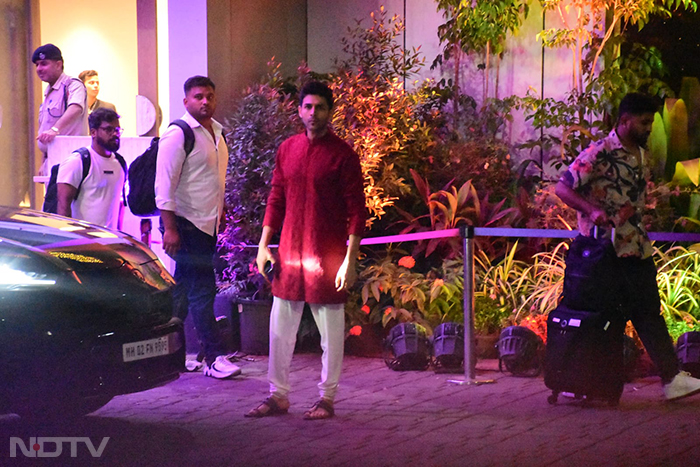 We also spotted Kartik Aaryan at the airport. (Image courtesy: Varinder Chawla)