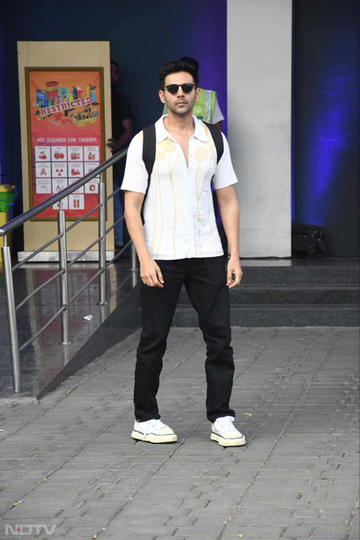 Kartik Aaryan was clicked at the airport earlier during the day as well. (Image courtesy: Varinder Chawla)