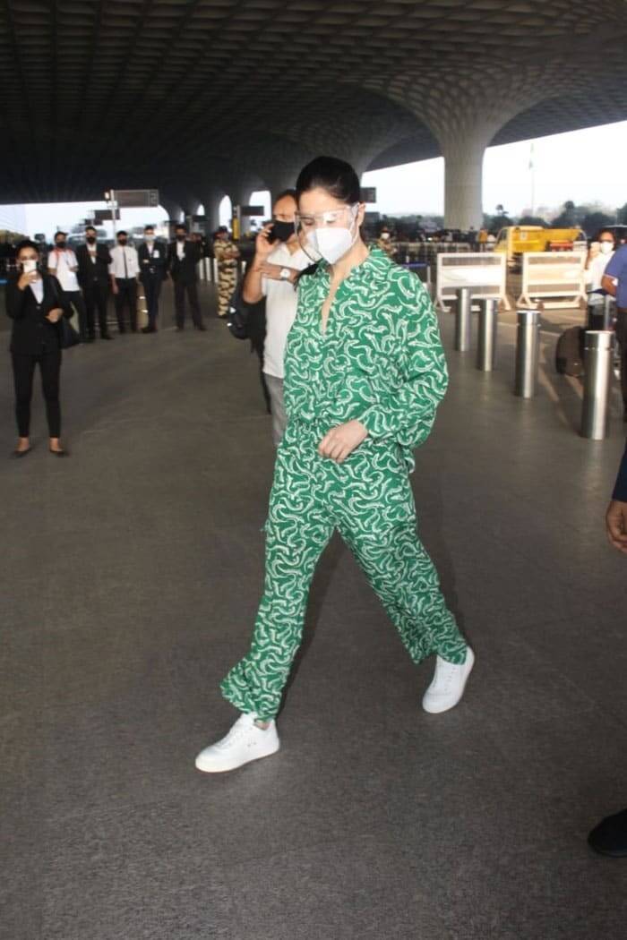 मुंबई एयरपोर्ट पर कैटरीना कैफ और पूजा हेगड़े समेत नज़र आए ये स्टार्स