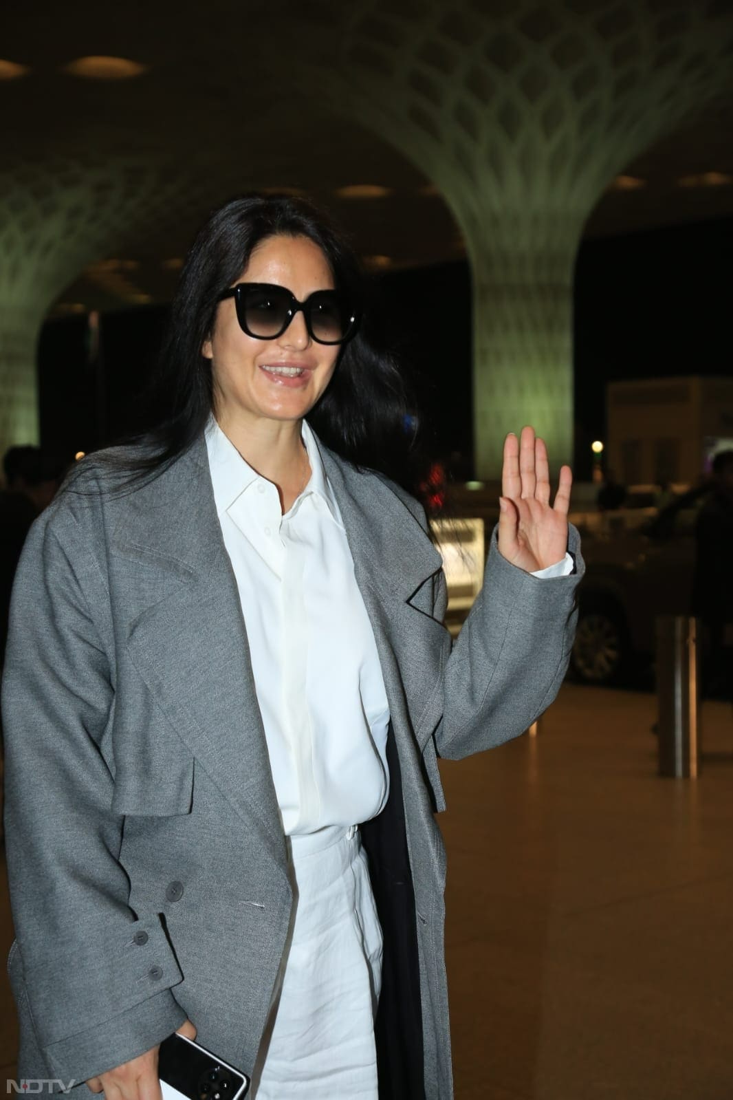 Katrina Kaif greeted the paps like this (Image Courtesy: Varinder Chawla)