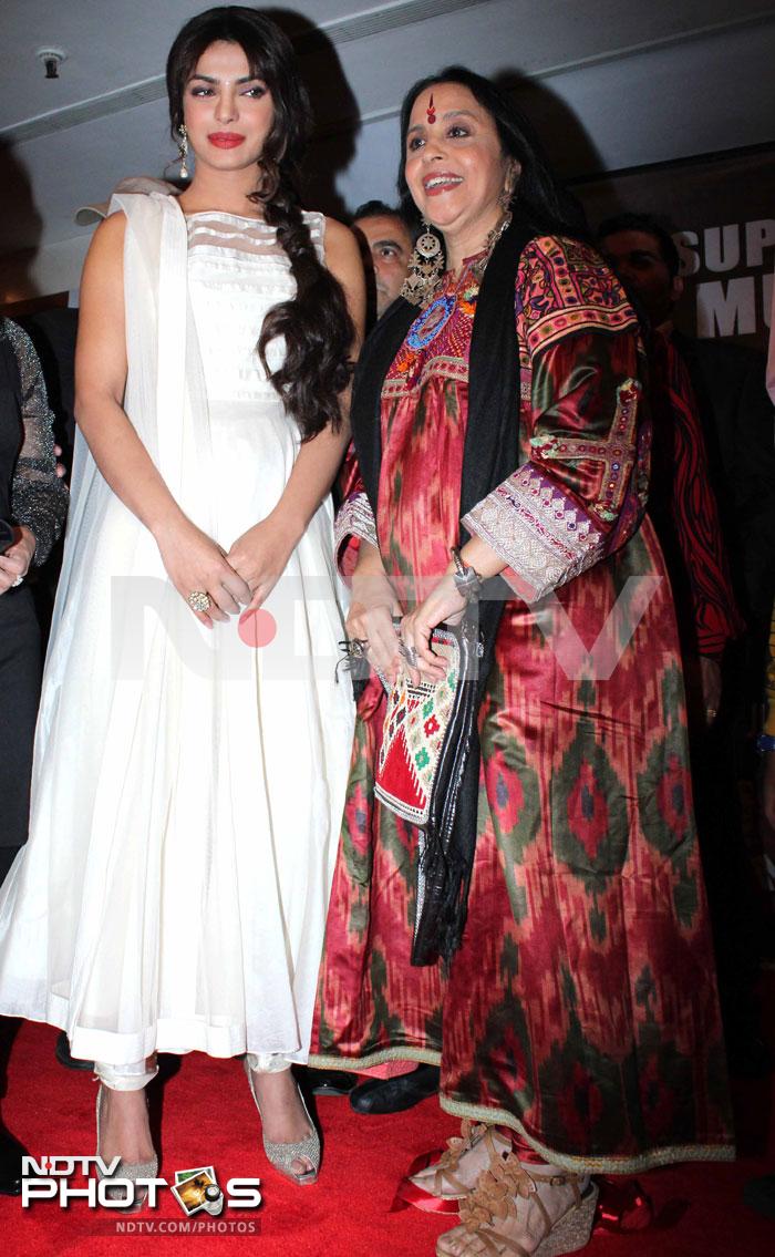 The actress poses with singer Ila Arun who wore a heavily embroidered outfit.