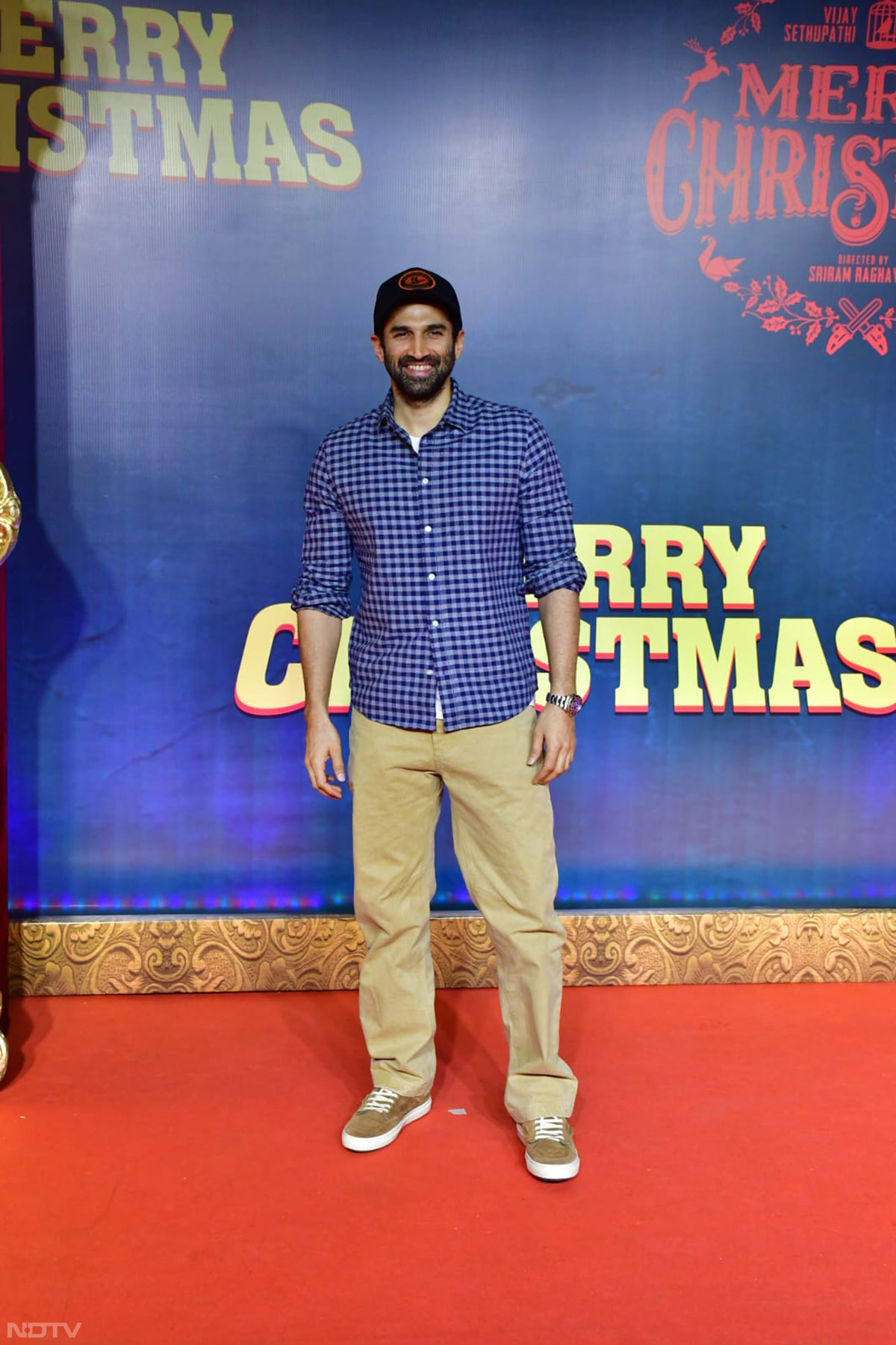 Aditya Roy Kapur smiled for the cameras. (Image courtesy: Varinder Chawla)